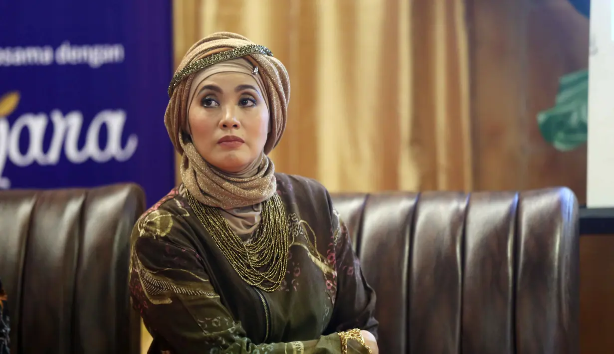 Pada lebaran tahun ini, artis senior Elma akan merayakan di Jakarta. Berbeda dengan tahun sebelumnya, ia merayakan di kampung halamannya, Sukabumi Jawa Barat. Berbagai persiapan telah dilakukan oleh Elma Theana.  (Nurwahyunan/Bintang.com)