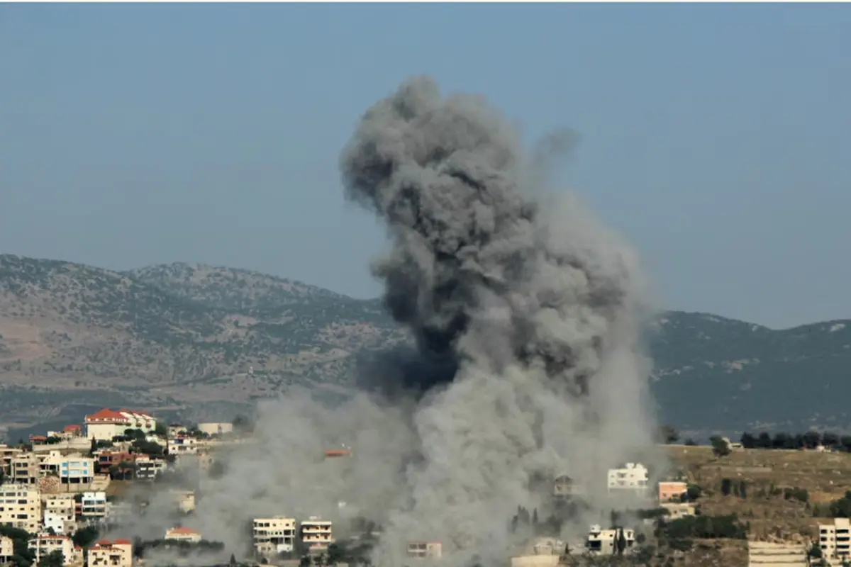 Asap membubung dari lokasi serangan udara Israel di Desa Khiam, di selatan Lebanon dekat perbatasan di tengah meningkatnya ketegangan antara Israel dan gerakan Hamas Palestina di Jalur Gaza, Sabtu, 8 Juni 2024. (Rabih Daher/AFP)
