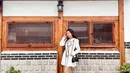 Kala berkunjung ke kampung wisata Hanok, Natasha Wilona tampil bergaya Korean look pakai mini dress putih, dipadukan sneakers warna senada dan sling bag hitam. (Instagram/natashawilona12).