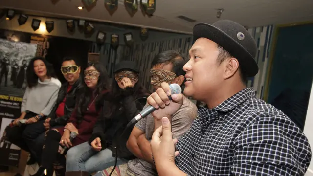 Grup band Masqa dinilai unik, tak cuma soal karya namun juga penampilan.