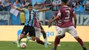 Pemain Gremio, Luis Suarez berebut bola dengan pemain Caxias pada leg kedua final Gaucho Championship di Arena do Gremio Stadium, Porto Alegre, Brasil, 8 April 2023. Gol kemenangan Gremio dicetak oleh Luis Surez melalui tendangan penalti pada menit ke-65. (AFP/Silvio Avila)