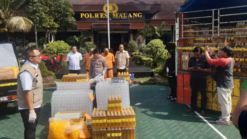 Polisi Bongkar Industri Rumahan MinyaKita Palsu di Malang