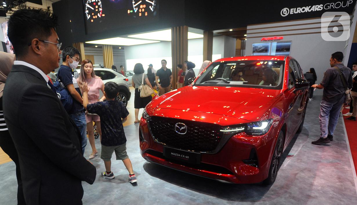 Pengunjung memperhatikan mobil mewah Mazda cx 60 seharga Rp 1,9 miliar pada pameran otomotif GAIKINDO Indonesia International Auto Show (GIIAS) 2024 di Indonesia Convention Exhibition (ICE) BSD Tangerang, Banten, Jumat (19/7/2024). (merdeka.com/Arie Basuki)
