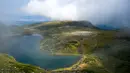 Anggota gerakan keagamaan internasional Persaudaraan Putih melakukan ritual tarian di puncak Gunung Rila, dekat Danau Babreka, Bulgaria, 19 Agustus 2021. Para anggota menampilkan tarian meditasi khusus yang dikenal sebagai "paneurhythmy". (NIKOLAY DOYCHINOV/AFP)