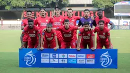 Para pemain starting XI Semen Padang berfoto bersama jelang menghadapi PSS Sleman pada laga pekan ke-3 BRI Liga 1 2024/2025 di Lapangan STIK-PTIK, Jakarta Selatan, Senin (26/8/2024). (Bola.com/Bagaskara Lazuardi)