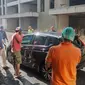 Mobil tempat mahasiswi kedokteran Unair ditemukan tewas. (Dian Kurniawan/Liputan6.com)