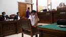 Terdakwa obstruction of justice atau upaya menghalangi penyidikan perkara tewasnya Brigadir Nofriansyah Yosua Hutabarat atau Brigadir J, Kompol Chuck Putranto menjalani sidang tuntutan di Pengadilan Negeri Jakarta Selatan, Jumat (27/1/2023). Chuck juga diancam pidana UU ITE atau Pasal 49 juncto Pasal 33 UU nomor 19 tahun 2016. (Liputan6.com/Johan Tallo)