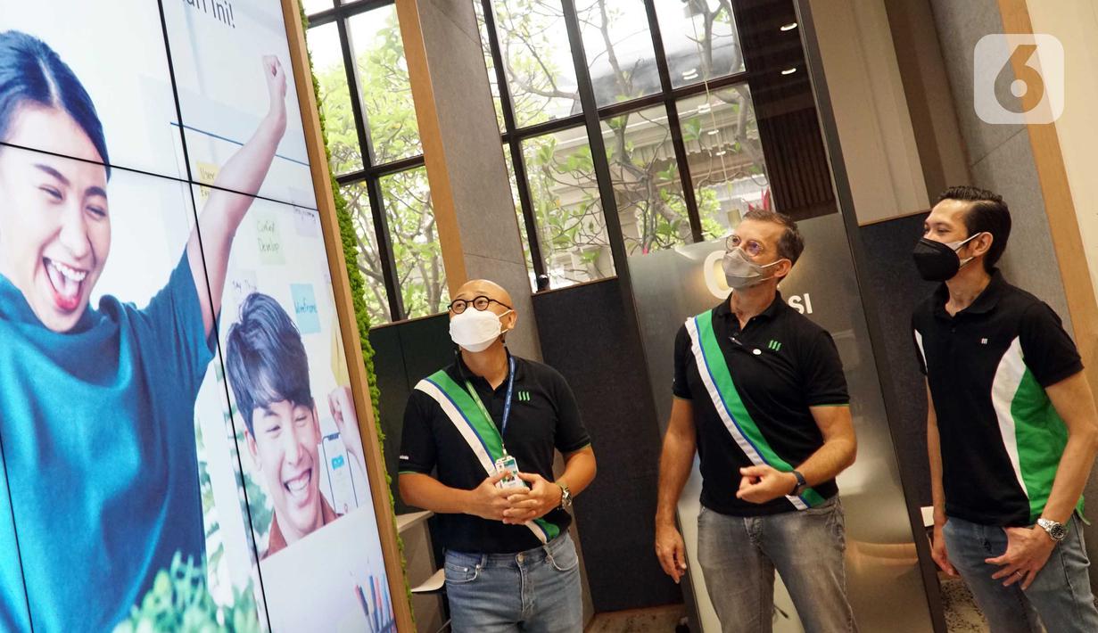 Director & General Agency Manager Manulife Indonesia Kevin Kwon, Director & Chief of Product Hans de Waal dan Head of Product Management Richard Sondakh berbincang di sela-sela peluncuran MiAction yang hadir dengan premi terjangkau di Jakarta (8/11/2021). (Liputan6.com/HO/Eko)