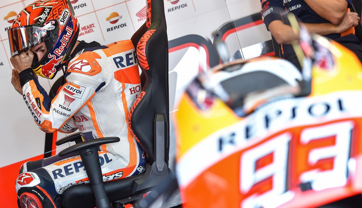 Pebalap Repsol Honda, Marc Marquez memasang helm sebelum melakukan tes bebas balapan San Marino Moto GP Grand Prix di Marco Simoncelli Circuit, Misano (9/9/2017). (AFP/Andreas Solaro)
