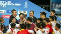 Para pemain Timnas Vietnam U-23 merayakan keberhasilan menjadi juara Piala AFF U-23 2023, Sabtu (26/8/2023) malam WIB di Rayong Provincial Stadium, Thailand. (Dok. VFF)