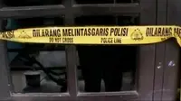 Garis polisi masih terpasang di rumah bocah yang tertembak peluru nyasar di Pondok Gede, Bekasi, Jawa Barat.