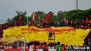 Sejumlah suporter Semen Padang memadati tribun penonton untuk menyaksikan laga SCM Cup 2015 di Stadion Haji Agus Salim, Padang, Sabtu (17/1/2015). Persebaya unggul 1-0 atas Semen Padang. (Liputan6.com/Johan Tallo)