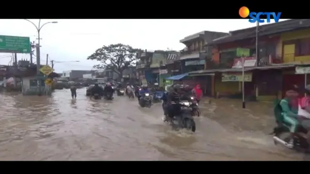 Banjir memutus sejumlah akses jalan utama Baleendah sehingga sempat menghambat arus lalu lintas menuju Kota Bandung.