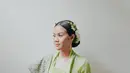 <p>Sementara itu, Yura Yunita tampil fresh dalam balutan kebaya berwarna hijau cerah. (Instagram/yurayunita).</p>