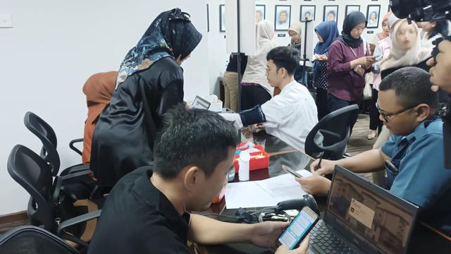 Kepala Cabang Sucofindo Habib Krisna Wijaya, melakukan pemeriksaan darah sebelum melakukan donor darah. Foto: Liputan6.com/ Felek Wahyu