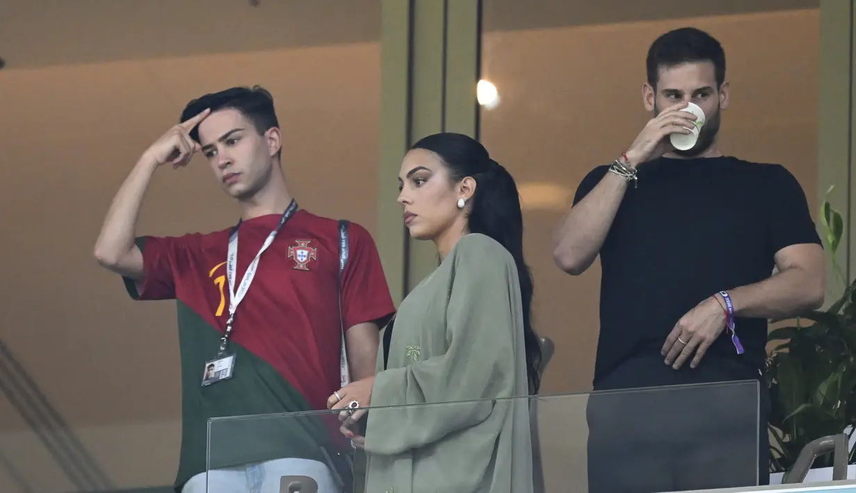 Georgina Rodriguez  menghadiri pertandingan babak 16 besar Piala Dunia Qatar 2022 antara Portugal dan Swiss di Stadion Lusail di Lusail, utara Doha (6/12/2022). Di laga ini, kekasihnya Ronaldo hanya bermain selama 17 menit. Dia tidak mencetak gol maupun assist. (AFP/Patricia De Melo Moreira)