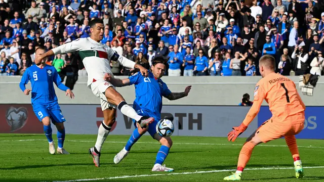 Foto: Cristiano Ronaldo Belum Habis, Cetak Gol di Penampilan ke-200 Bersama Timnas Portugal