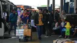 Petugas membawa barang bawaan calon pemudik di Terminal Pulo Gebang, Jakarta, Sabtu (1/6/2019). Puncak arus mudik di Terminal Pulo Gebang diprediksi terjadi pada H-3 Lebaran. (merdeka.com/Imam Buhori)