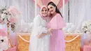 Kekompakan antara Ashanty dan Aurel memang tak perlu dipertanyakan lagi. Dalam acara Baby Shower Aurel, Ashanty mengenakan organza midi dress bernuansa merah muda yang manis membuatnya tampak awet muda, sedangkan Aurel mengenakan organza long dress putih, yang dipadunya dengan hijab merah muda.
