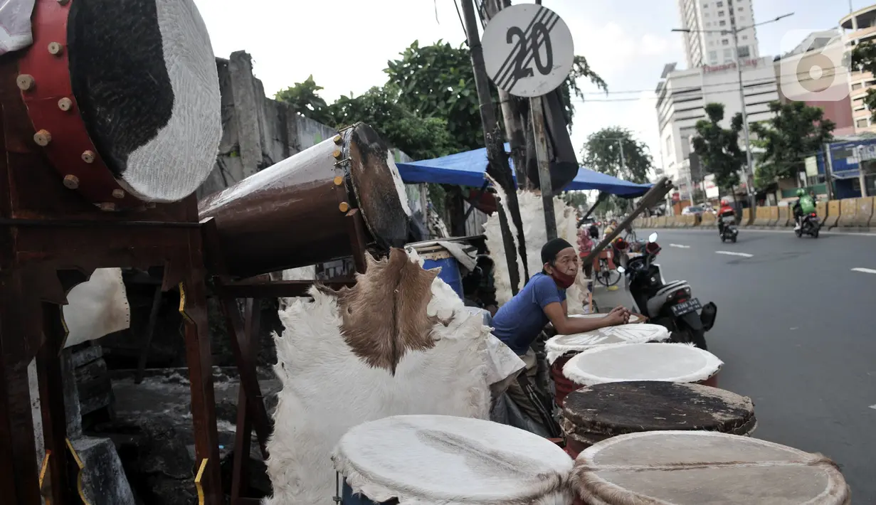 Penjual beduk saat menunggu pembeli di kawasan Tanah Abang, Jakarta, Selasa (19/5/2020). Merebaknya pandemi virus corona Covid-19 di Ibu Kota menyebabkan omset penjualan beduk di Tanah Abang menurun hingga 70 persen. (merdeka.com/Iqbal Nugroho)