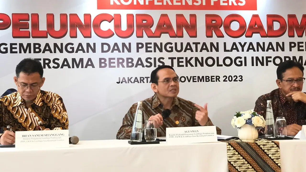 Kepala Eksekutif Pengawas Lembaga Pembiayaan, Perusahaan Modal Ventura, Lembaga Keuangan Mikro dan Lembaga Jasa Keuangan Lainnya (PVML) OJK Agusman, dalam konferensi pers di Hotel Four Season, Jakarta Selatan, Jumat (10/11/2023). (Tira/Liputan6.com)