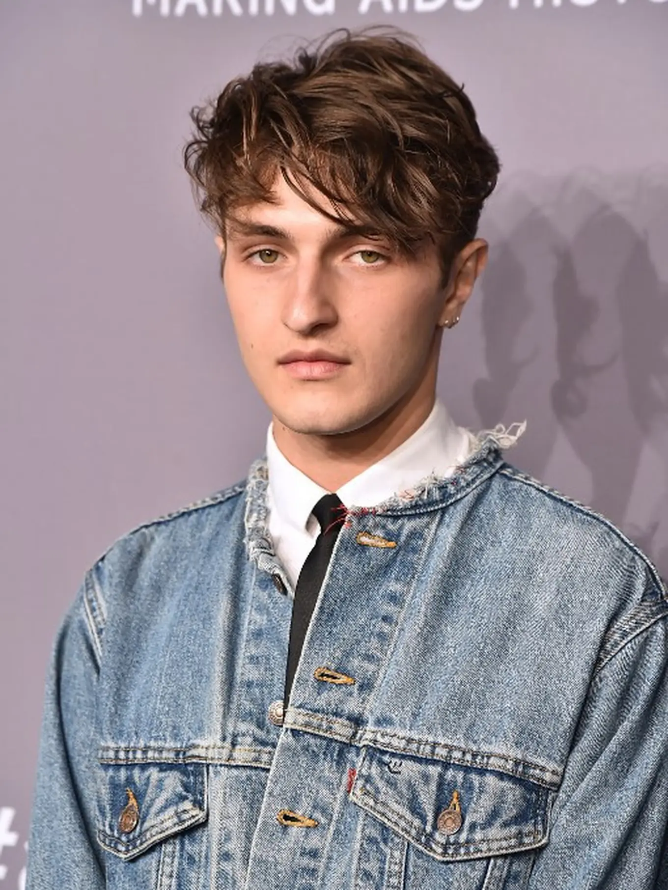 Dua Tahun Pasca Putus dari Dua Lipa, Anwar Hadid Dikabarkan Pacaran
