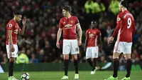 Reaksi para pemain Manchester United saat kebobolan dari Everton pada laga Premier League di Old Trafford, Manchester, Selasa (4/4/2017). (AFP/Oli Scarff)