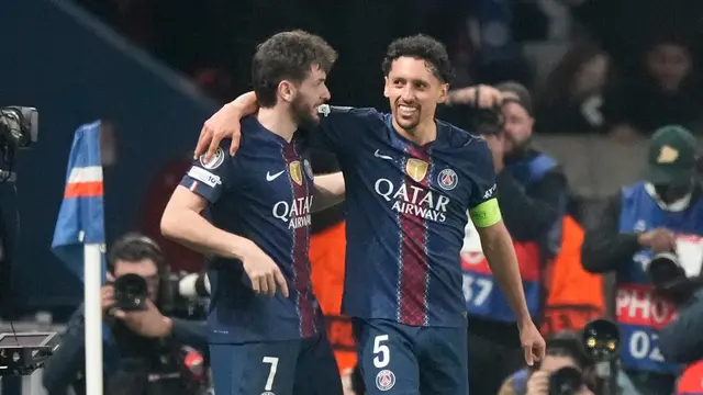 Selebrasi Khvicha Kvaratskhelia dan Marquinhos di laga PSG vs AS Monaco di leg kedua playoff Liga Champions 2025/2026 di Parc Des Princes, Kamis (26/02/2026) dini hari WIB.