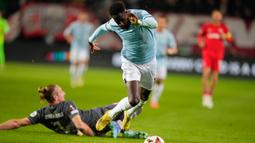 Lazio tampil agresif dan mengambil inisiatif menyerang sejak awal pertandingan. (AP Photo/Peter Dejong)