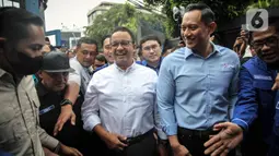 Ketua Umum Partai Demokrat Agus Harimurti Yudhoyono atau AHY (tengah kanan) menyambut kedatangan Anies Baswedan (tengah kiri) saat tiba di Kantor DPP Partai Demokrat, Jakarta, Kamis (2/3/2023). Kunjungan Anies Baswedan untuk memperkenalkan dirinya kepada Majelis Tinggi Partai. (Liputan6.com/Faizal Fanani)