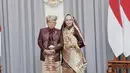 Wakil Presiden Ma'ruf Amin mengenakan pakaian adat Sumatera Barat. Ibu Wury mengenakan pakaian khas Koto Gadang. [Instagram/@kyai_marufamin]