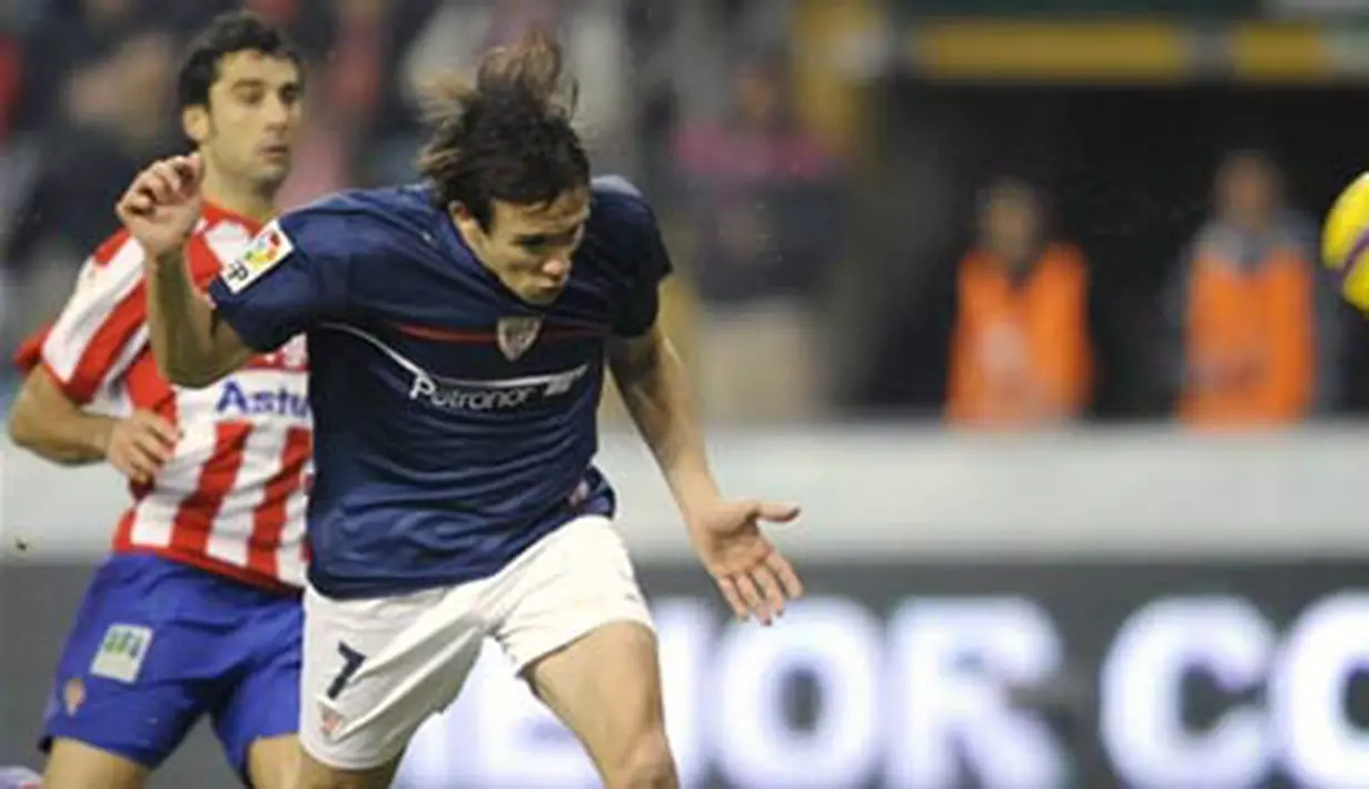 Athletic Bilbao's David Lopez heads the ball to score 2nd goal against Sporting Gijon during their Spanish King&acute;s Cup quarter final 2nd leg match at Molinon Stadium in Gijon, on January 28, 2009. AFP PHOTO/MIGUEL RIOPA