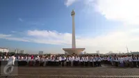 Ratusan Pegawai Negeri Sipil pada Pemprov DKI Jakarta mengikuti upacara peringatan hari ulang tahun Jakarta ke-489 di Lapangan Monas, Rabu (22/6). Gubernur DKI Basuki Tjahaja Purnama (Ahok) memimpin upacara HUT Jakarta itu. (Liputan6.com/Gempur M Surya)