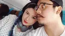 Video proses lamaran bertepatan Hari Natal itu juga beredar. Terlihat Derby Romero menyematkan cincin di jari manis kekasihnya, Claudia Adinda yang dipacarinya sejak awal tahun ini. (Instagram/derbyromero)