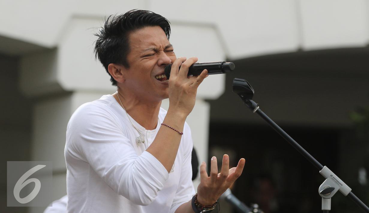 Penampilan Vokalis band Noah Ariel dalam Intimate Music Concert bertajuk "Eargasm Noah" yang digagas oleh vidio.com, di kawasan kota,Jakarta,Rabu (15/6/2016). Band Noah membawakan 8 lagu dalam konser tersebut (Liputan6.com/Herman Zakharia)