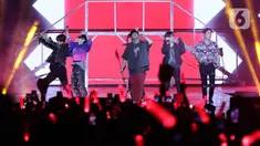 Kelompok penyanyi pria asal Korea Selatan, iKON saat tampil di panggung JISPHORIA yang digelar di Jakarta International Stadium (JIS), Sabtu (1/10/2022). Setelah tiga tahun, iKON akhirnya kembali lagi ke Indonesia untuk bertemu para penggemarnya yang biasa disebut iKONIC. (Liputan6.com/Helmi Fithriansyah)