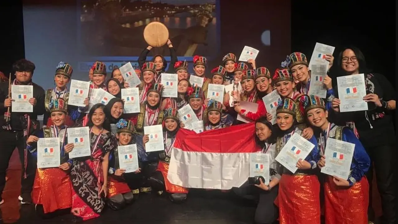 Ratoeh Jaroe Bawa Kelompok Tari Kencana Pradipa UI Raih Juara Umum di Prancis