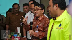 Kepala BPOM Roy Sparringa (tengah) memberikan keterangan pers penemuan obat ilegal hasil operasi Storm VI 2015 di kantor BPOM, Jakarta, Selasa (27/10/2015). BPOM memusnahkan obat dan kosmetika ilegal senilai Rp 20,8 miliar. (Liputan6.com/Gempur M Surya)