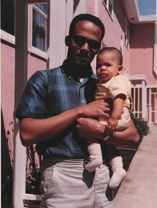 File foto April 1965 yang dirilis ke AFP pada 16 November 2020, menunjukkan Kamala Harris (kanan) digendong oleh ayahnya Donald Harris di Berkeley, California. Kamala Harris yang berusia 56 tahun siap menjadi wakil presiden perempuan pertama Amerika Serikat. (Handout/Courtesy of Kamala Harris/AFP)