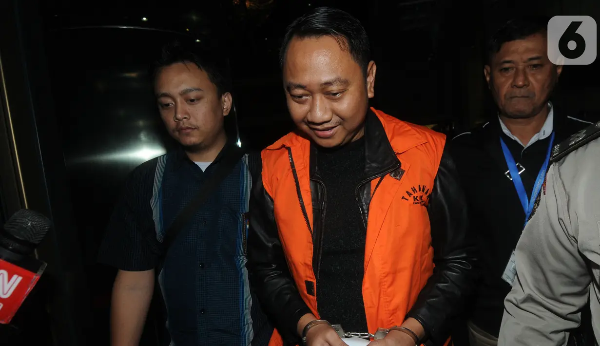 Bupati Lampung Utara Agung Ilmu Mangkunegara mengenakan rompi oranye usai menjalani pemeriksaan di Gedung KPK, Jakarta, Selasa (8/10/2019). KPK menahan Agung usai ditetapkan sebagai tersangka dalam kasus dugaan suap proyek Dinas PUPR dan Dinas Perdagangan di lingkungannya. (merdeka.com/Dwi Narwoko)