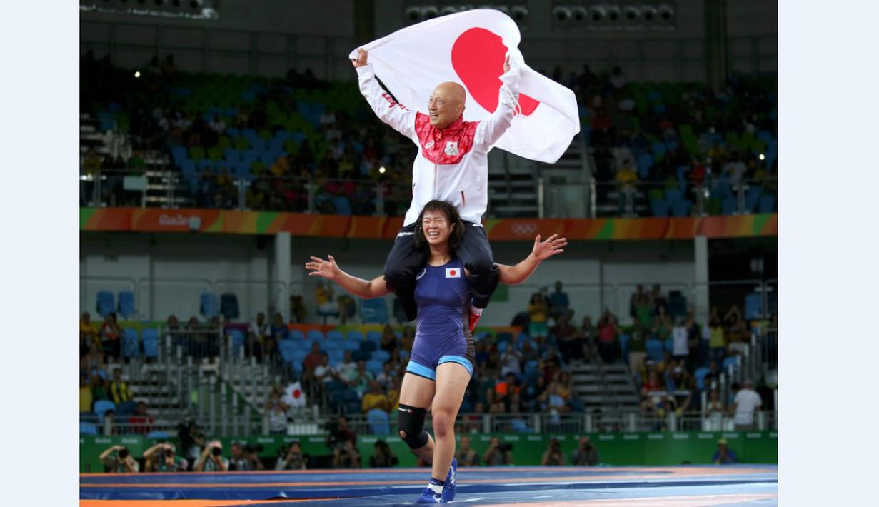  Pegulat putri Jepang, Risako Kawai, merayakan kemenangan bersama sang pelatih setelah meraih medali emas gulat kelas bebas 63 kg Olimpiade Rio 2016 di Carioca Arena 2, Rio de Janeiro, Brasil, (18/8/2016). (Reuters/Toru Hanai)