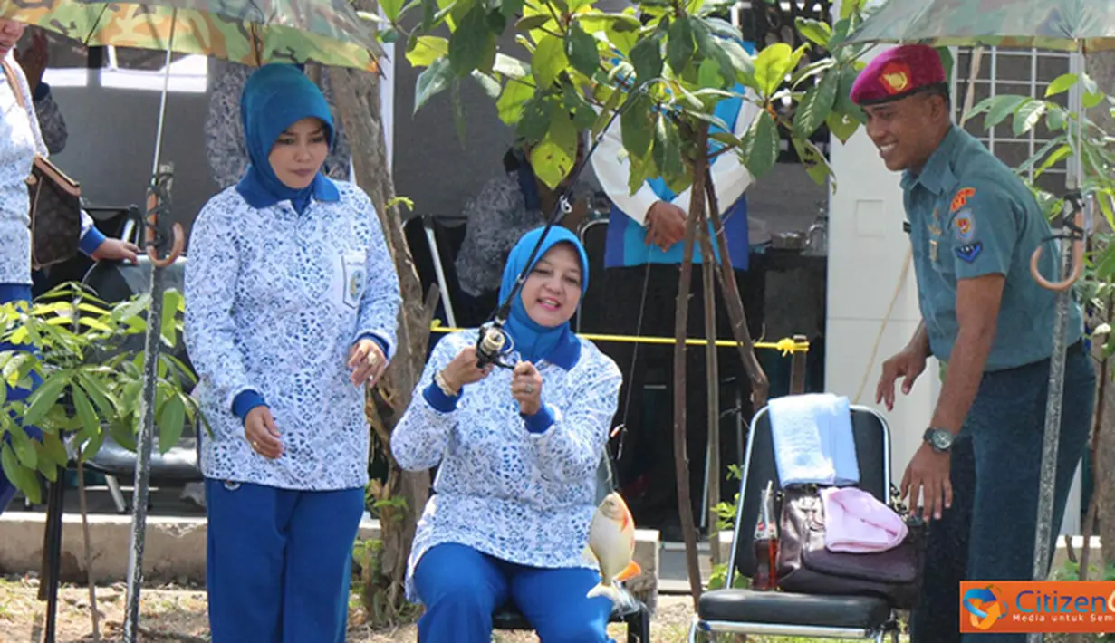 Citizen6, Surabaya: Ketua Pengurus Gabungan Jalasenastri Korps Marinir, Ny. Meidy Astuti A Faridz Washington membuka lomba memancing ikan di kolam pancing lapangan tembak FX. Soepramono Karang Pilang, Surabaya (23/10). (Pengirim: Budi Abdillah). 