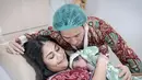 Gya Sadiqah melahirkan anak kedua di Rumah Sakit Bunda Jakarta pada 2 September 2022. Istri Tarra Budiman mengabarkan bayi berjenis kelamin perempuan itu dinamai Kayma Jayna Agyra. “Alhamdulillah.. telah lahir putri kedua kami: Kayma Jayna Agyra, 2 September 2022. Terima kasih semua doa dan cintanya,” tulisnya di akun Instagram terverifikasi, pada Sabtu (3/9/2022). (Foto: Bukaan Moment dari Instagram @gyaps)
