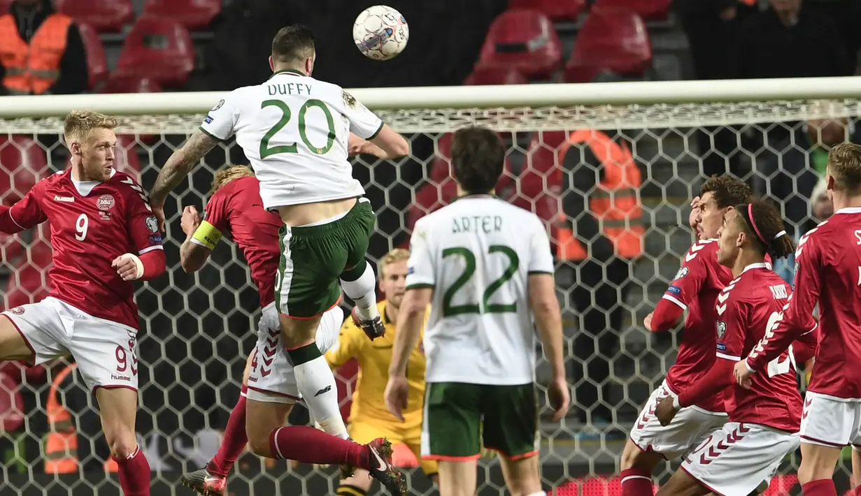 Bek Irlandia, Shane Duffy, berusaha membobol gawang Denmark melalui sundulan pada laga Kualifikasi Piala Dunia 2018 di Stadion Telia Parken, Kobenhavn, Minggu (12/11/2017). Kedua negara bermain imbang 0-0. (AP/Lars Poulsen)
