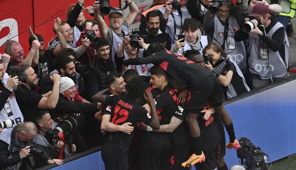 Bayer Leverkusen memastikan gelar juara Bundesliga 2023/2024 setelah sukses membungkam Werder Bremen  lima gol tanpa balas pada laga pekan ke-29. (David Inderlied/dpa via AP)