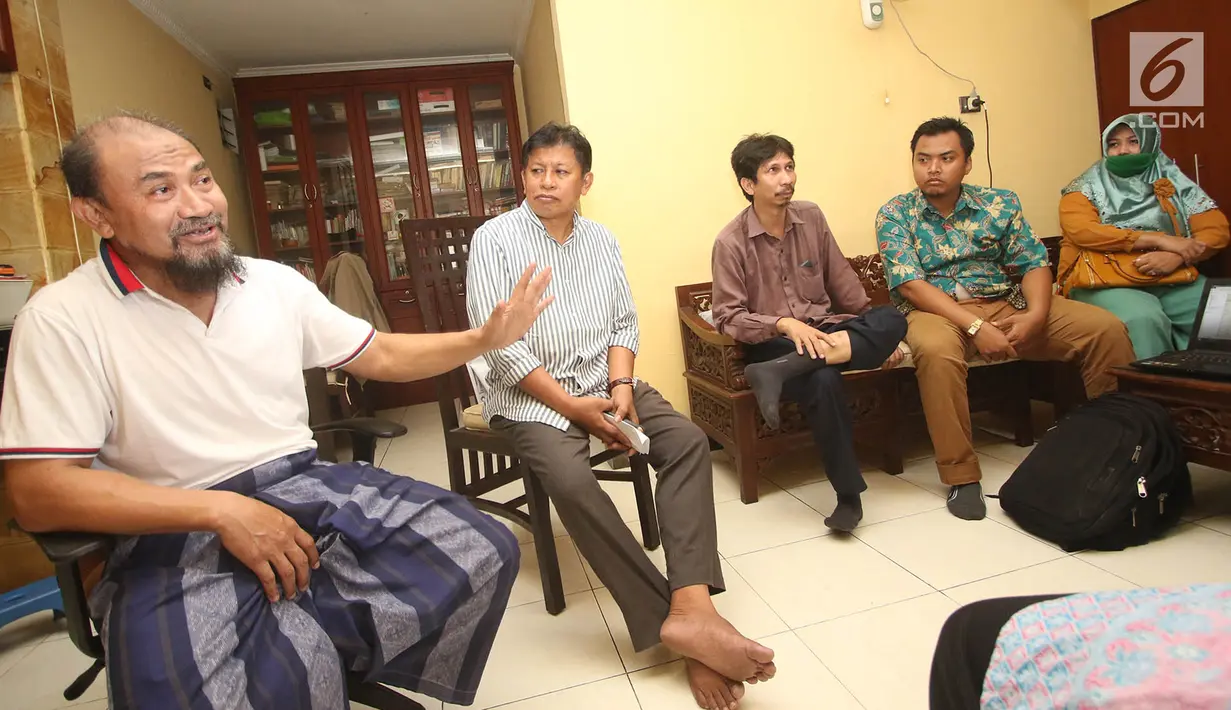 Pemilik PT Assyifa Mandiri Wisata, Ali Zainal Abidin memberikan penjelasan kepada calon jemaah yang mendatangi rumahnya di Pondok Bambu, Jakarta, Kamis (7/9). Mereka menagih janji karena tak kunjung berangkat ke Tanah Suci (Liputan6.com/Immanuel Antonius)