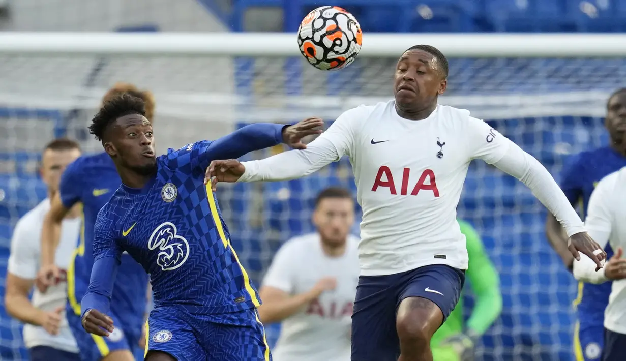 Gelandang Tottenham Hotspur, Steven Bergwijn (kanan) berebut bola dengan gelandang Chelsea, Callum-Hudson Odoi dalam laga uji coba pramusim 2021/2022 di Stamford Bridge, London, Rabu (4/8/2021). Tottenham bermain imbang 2-2 dengan Chelsea. (Foto: AP/Matt Dunham)