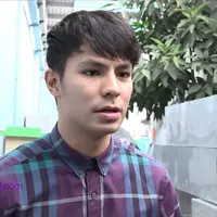 Sempat berpikir untuk tidak pacaran dengan profesi yang sama (selebriti), Ternyata Fero Walandouw termakan omongan sendiri.
