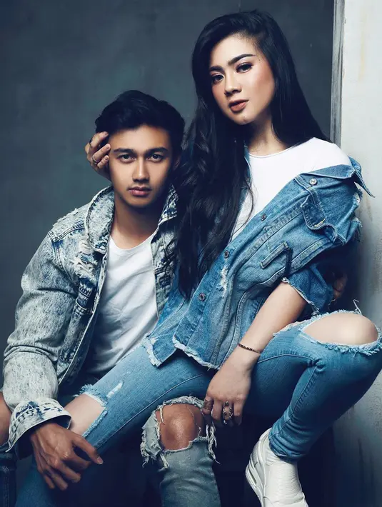 Pasangan ini terkadang memilih memakai pakaian bergaya kasual. Pasangan ini kompak memakai kaus putih, ripped jeans, dan jaket denim. (Liputan6.com/IG/@felicyangelista_)