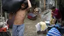 Warga mulai membersihkan rumah mereka saat banjir yang disebabkan oleh Badai Tropis Yagi, yang secara lokal disebut Enteng, mereda di kota Antipolo, provinsi Rizal, Filipina, Selasa (3/9/2024). (AP Photo/Aaron Favila)